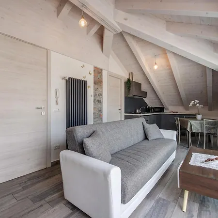 White - Jacuzzi Apartment Lezzeno