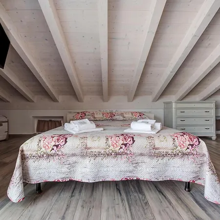 White - Jacuzzi アパート *